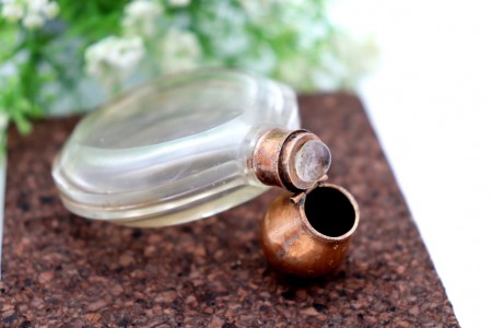Frasco de perfume em vidro ovalizado com tampa em ouro